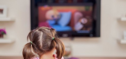 Эксперты ВОЗ запретили детям до двух лет проводить время перед экраном 